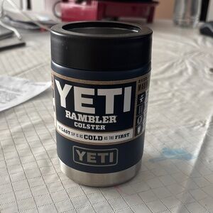 YETI Rambler Colster in Black and Silver